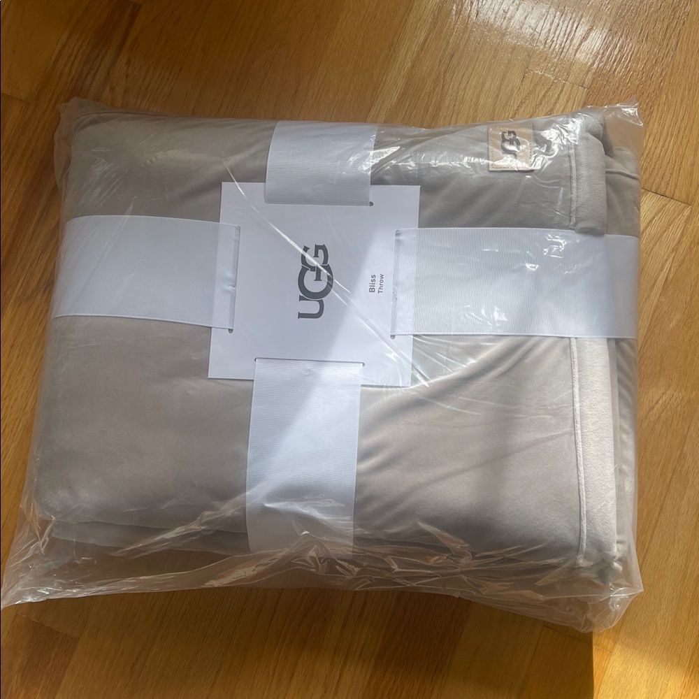 UGG Bliss Throw Blanket in Soft taupe /tan